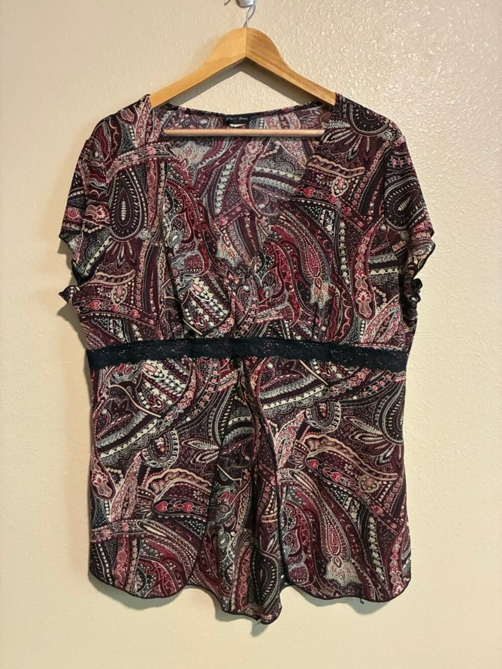 Vintage Julie's Closet Y2K Women's Paisley Print Short Sleeve Lace Top